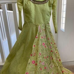 Elegant Green Kids Dress with Floral Embroidery